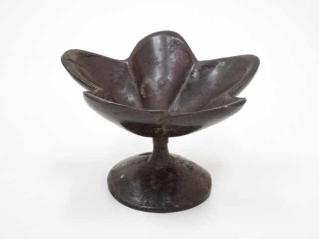  釜師高木治良兵衛造　紫銅突羽根蓋置（共箱）